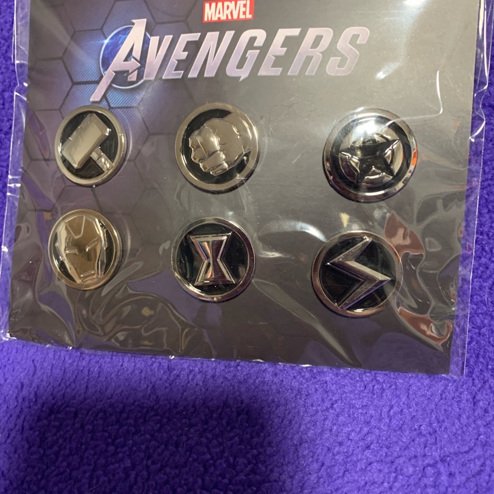 Marvel Avengers Collectors Pin Set - Picture 2 of 5